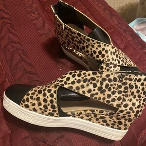 Restricted animal print wedge